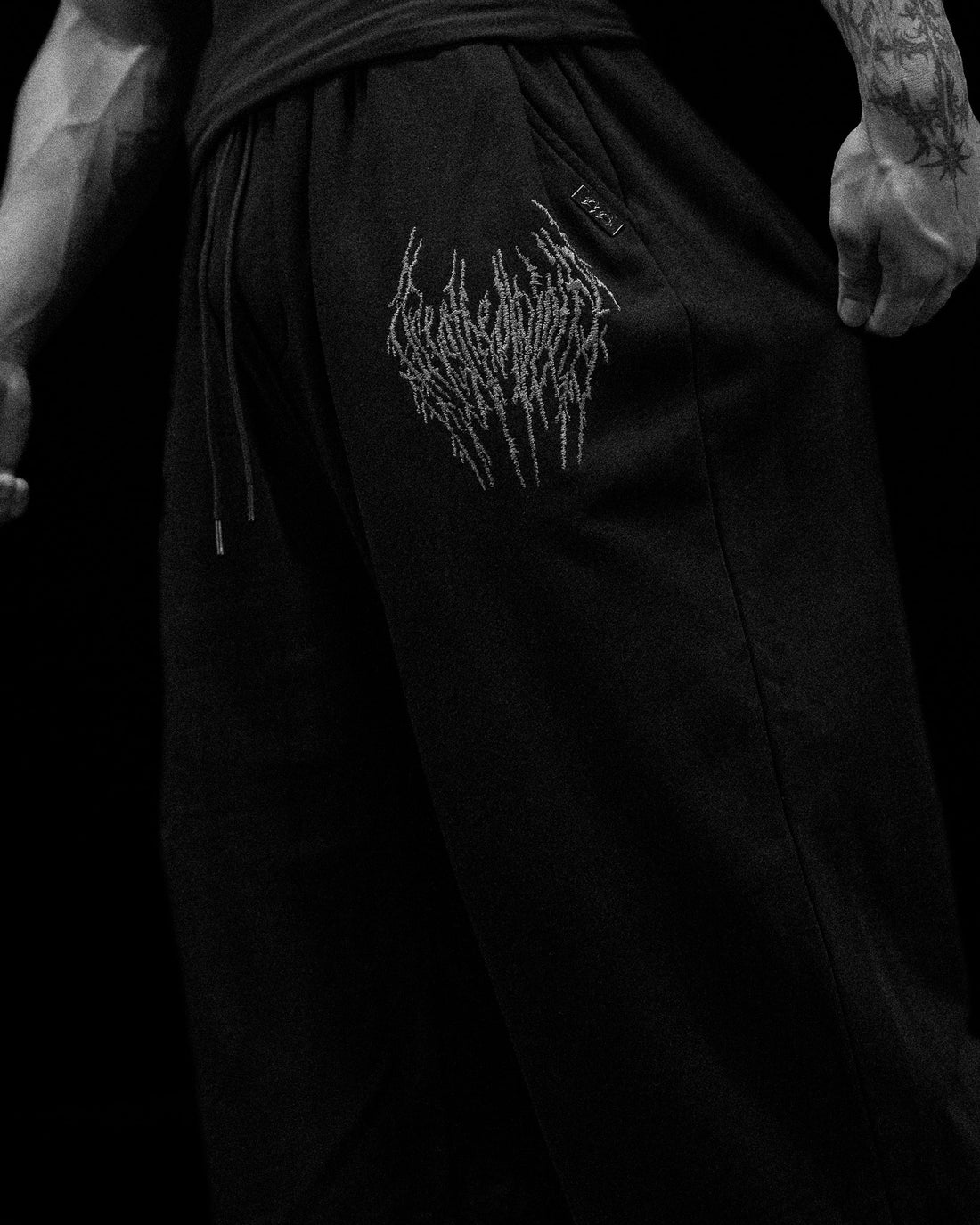 Essential Embroidered Uncuffed Sweatpants [DARKNESS]