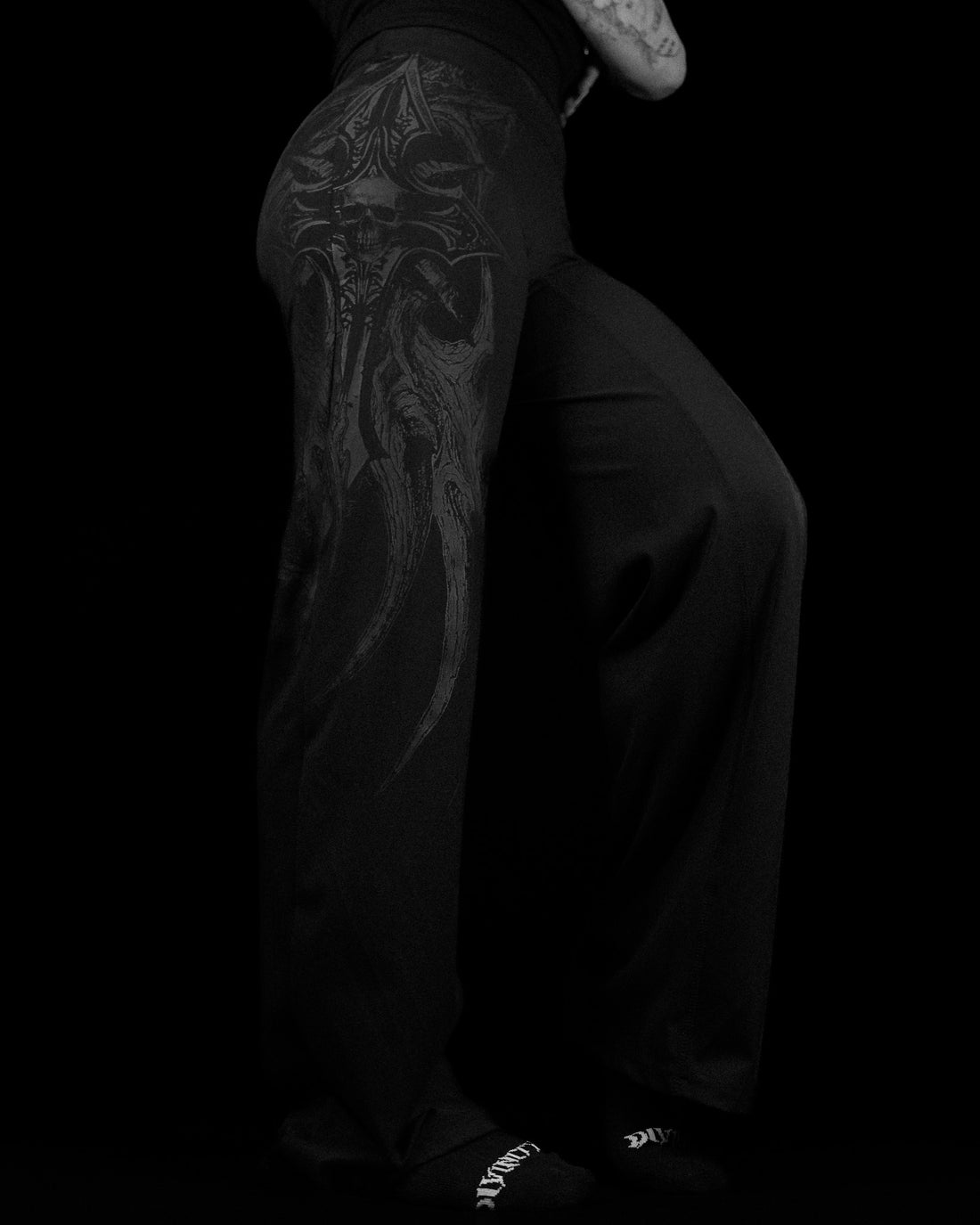 Women's Void Tech™ Nocturne Flared Leggings [DARKNESS]