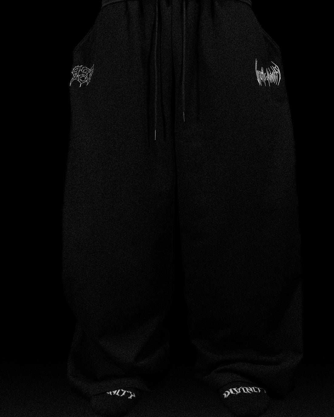 Essential Embroidery 937  Banana shape sweatpants [VOID BLACK]