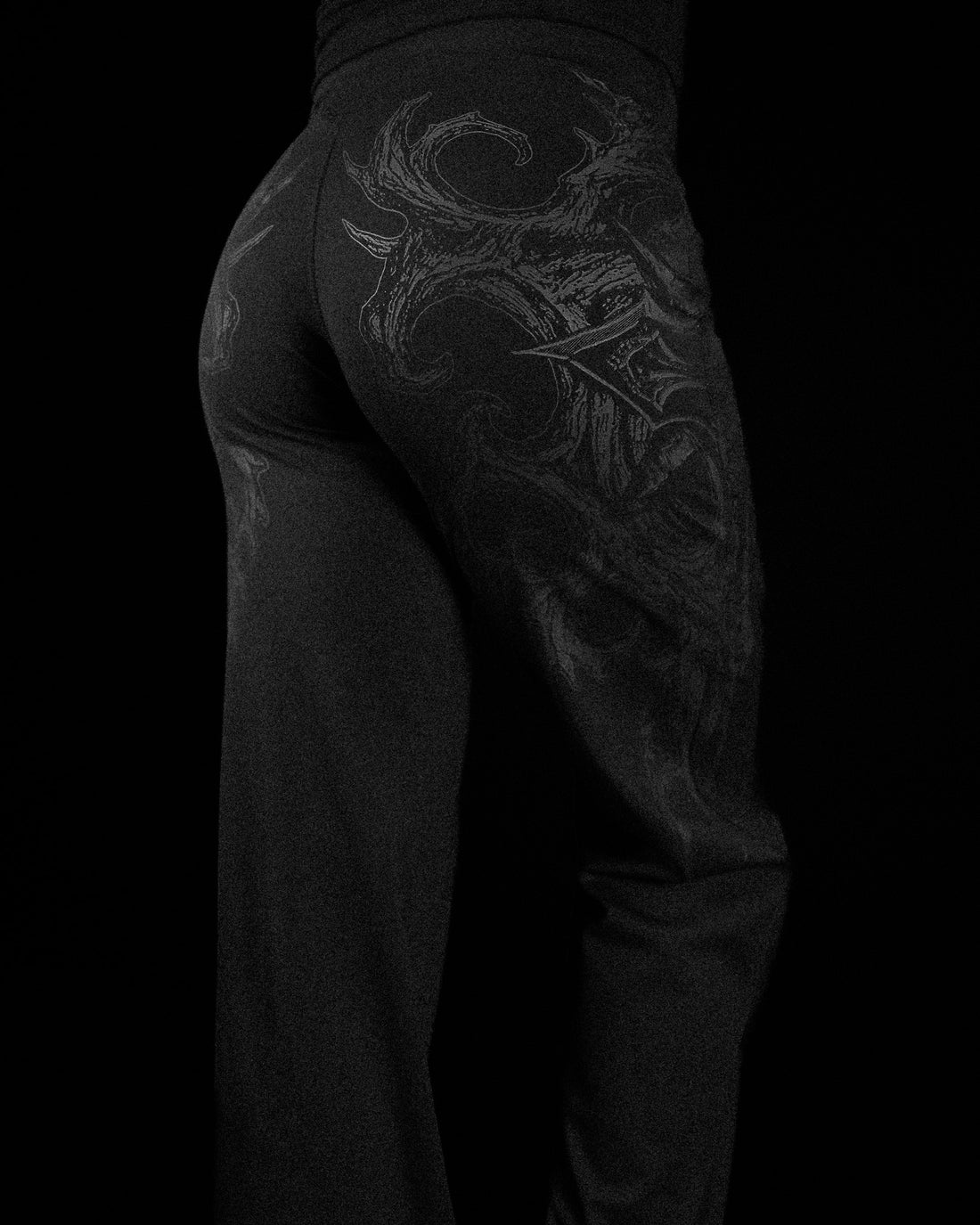 Women's Void Tech™ Nocturne Flared Leggings [DARKNESS]