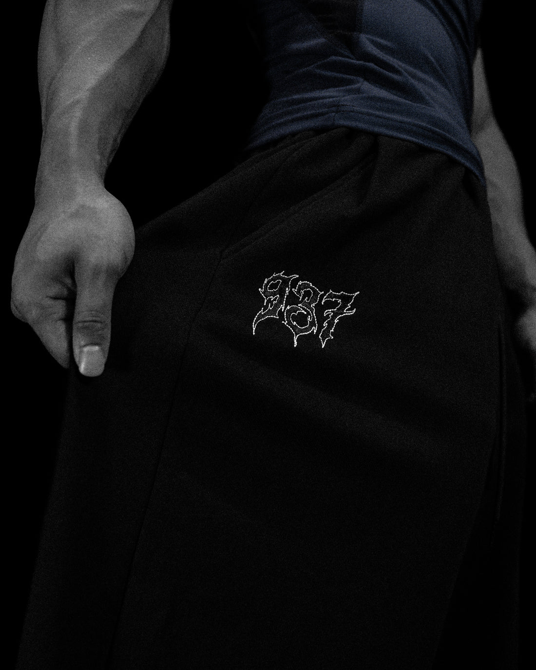 Essential Embroidery 937  Banana shape sweatpants [VOID BLACK]