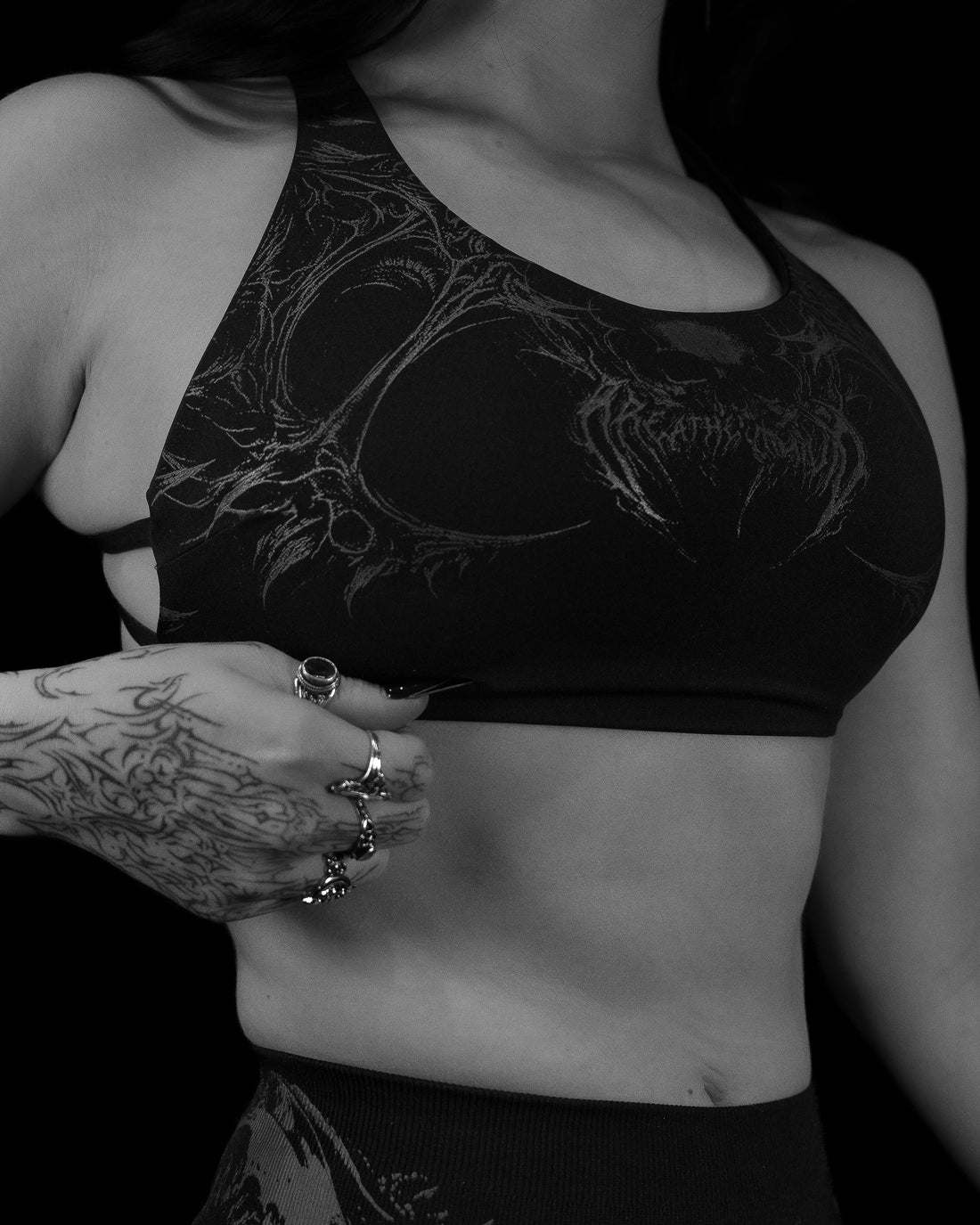 Women's Omen Void Tech™ Sports Bra [DARKNESS]
