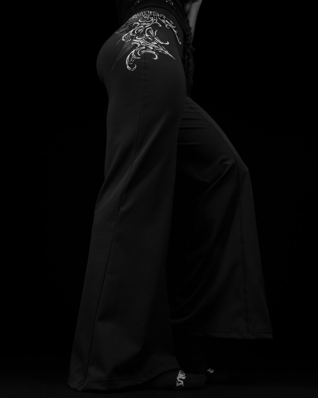Women's Celestia Void Tech™ Flared Leggings [VOID BLACK]