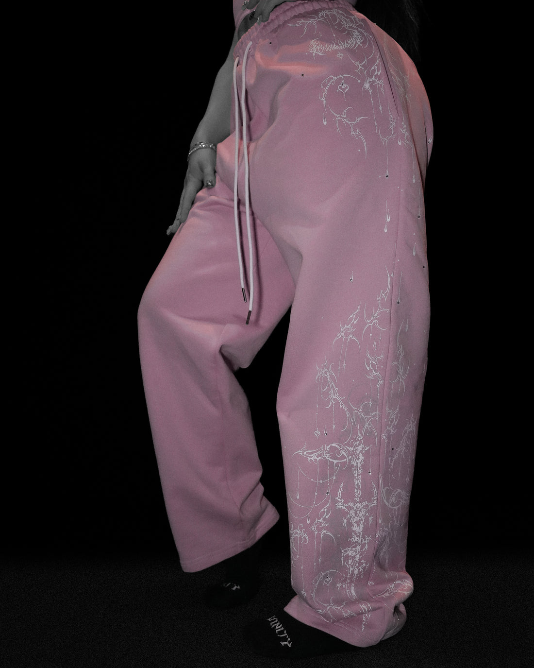 Women's Shattered Blade Rhinestone Uncuffed Sweatpants [PINK]