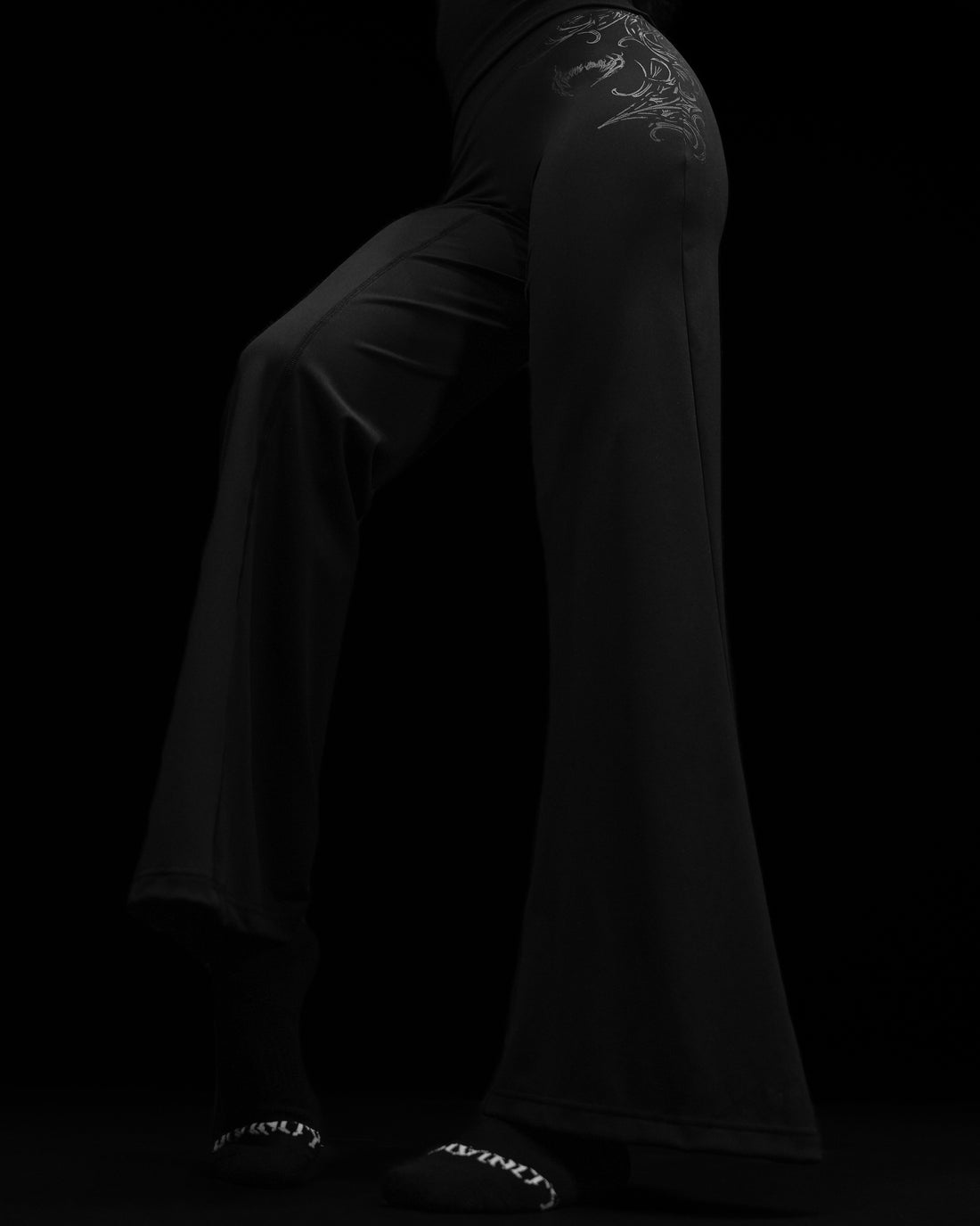 Women's Celestia Void Tech™ Flared Leggings [DARKNESS]