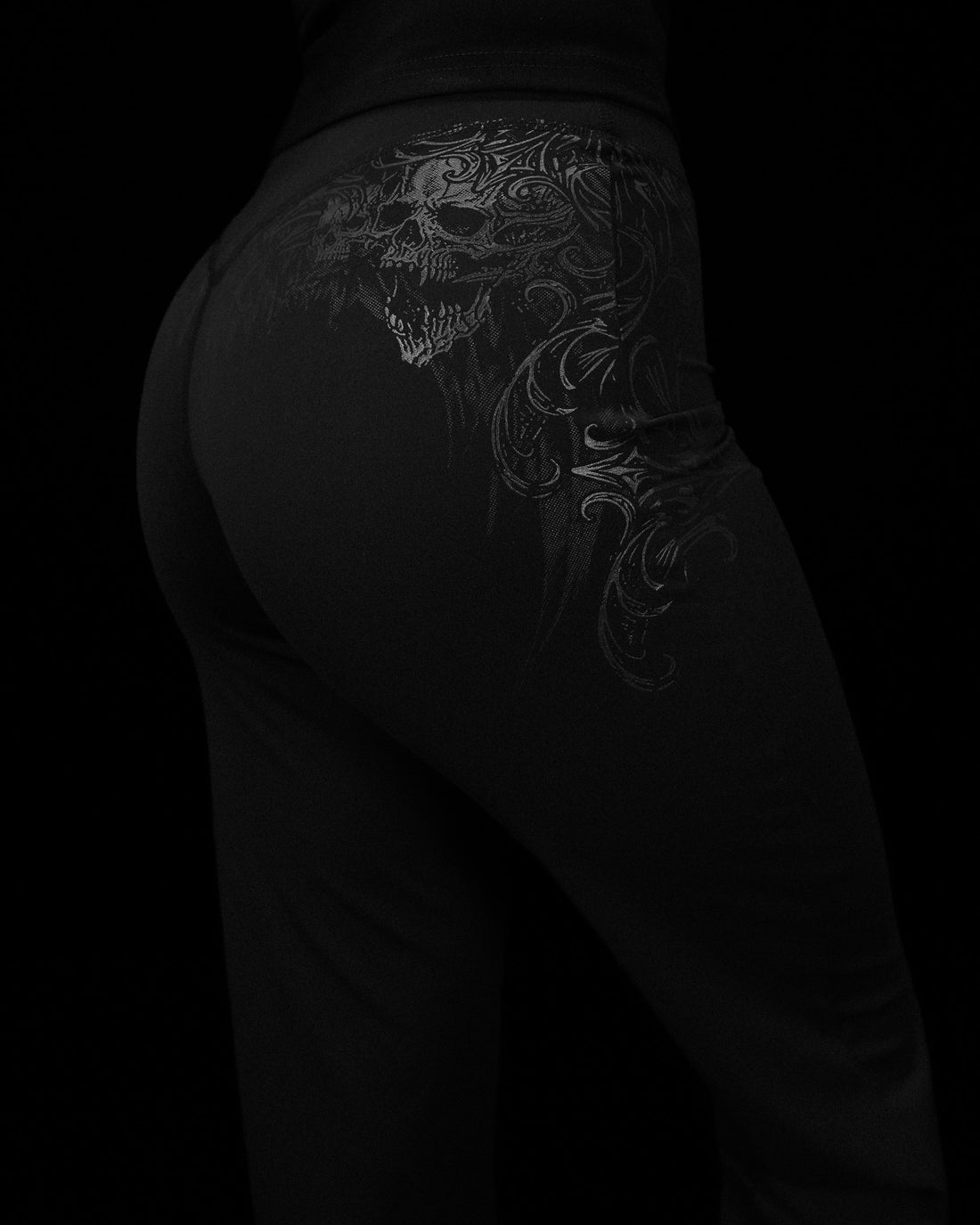 Women's Celestia Void Tech™ Flared Leggings [DARKNESS]