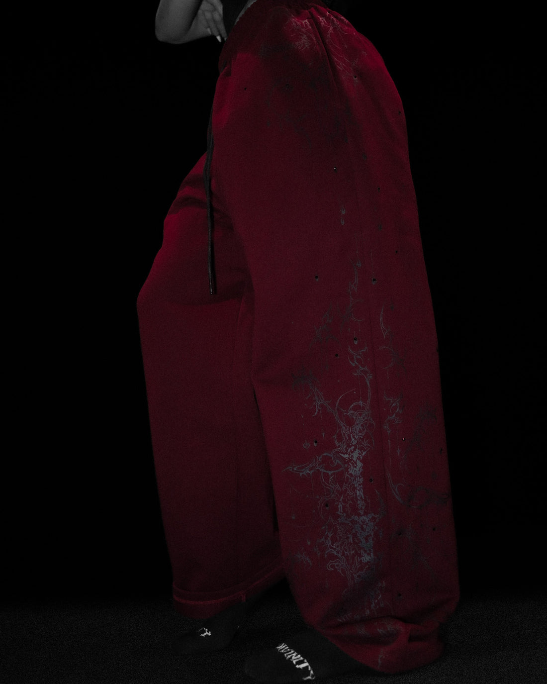 Women's Shattered Blade Rhinestone Uncuffed Sweatpants [CRIMSON]
