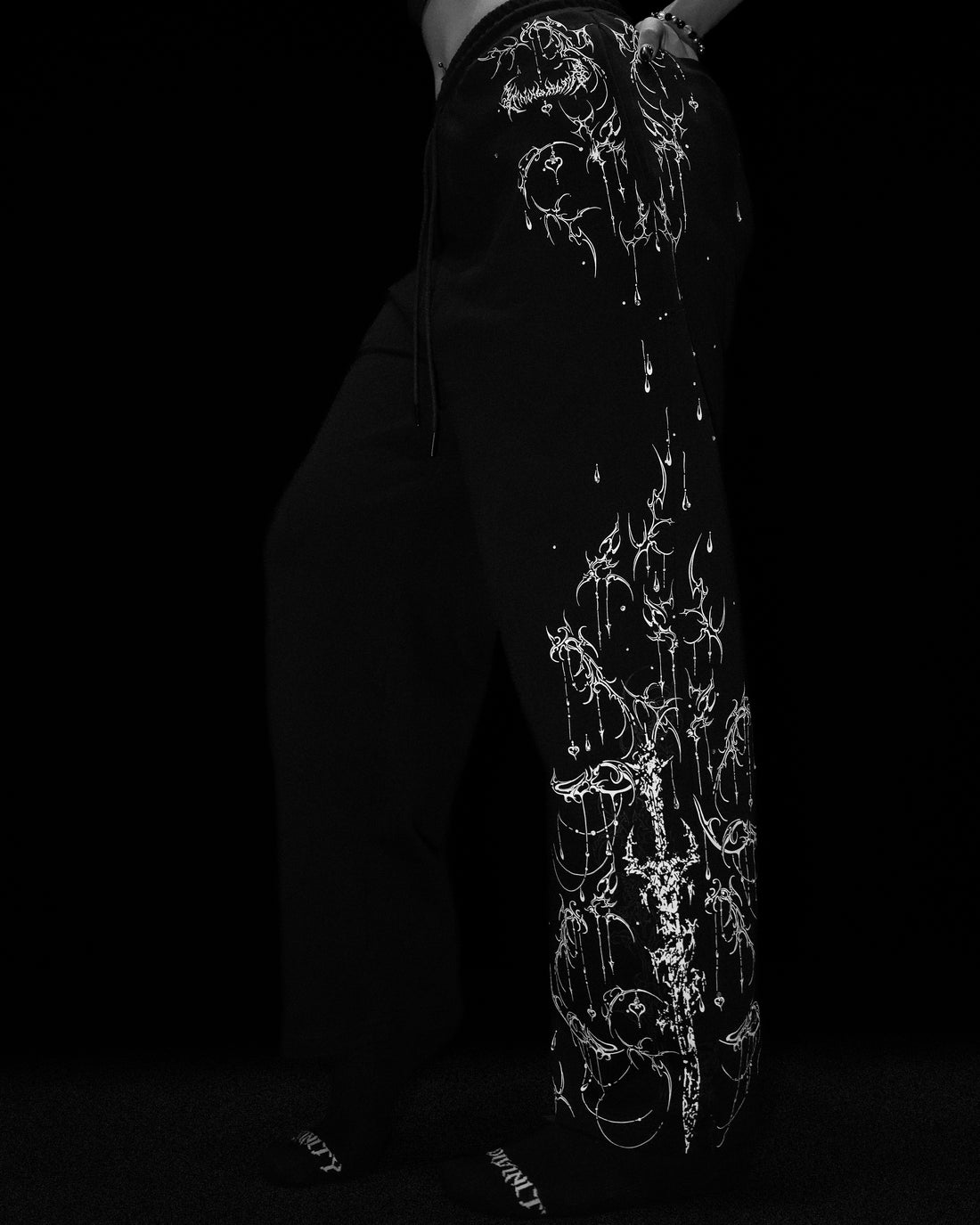Women's Shattered Blade Rhinestone Uncuffed Sweatpants [VOID BLACK]