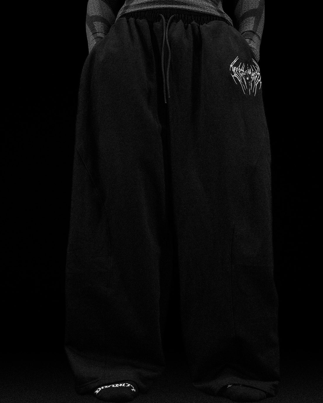 Mens Essential Embroidered Uncuffed Sweatpants [VOID BLACK]