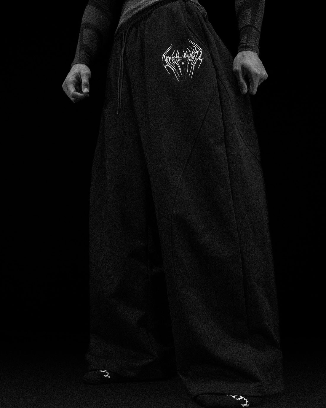 Mens Essential Embroidered Uncuffed Sweatpants [VOID BLACK]