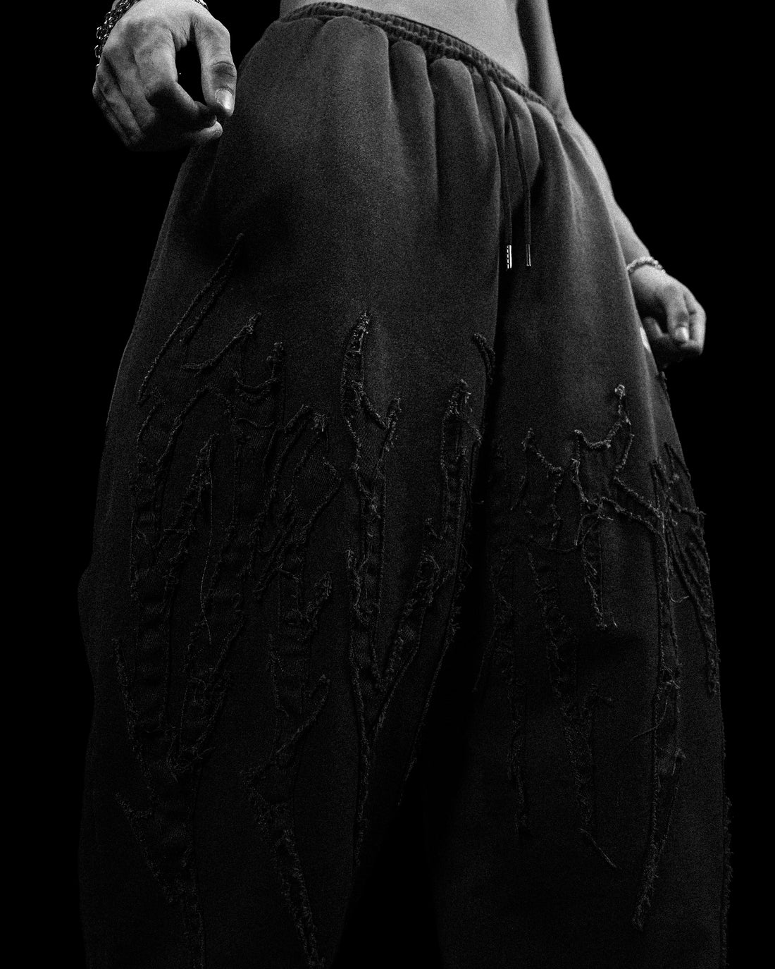 Destroyed Banana Shape sweatpants [SMOKE WASHED]