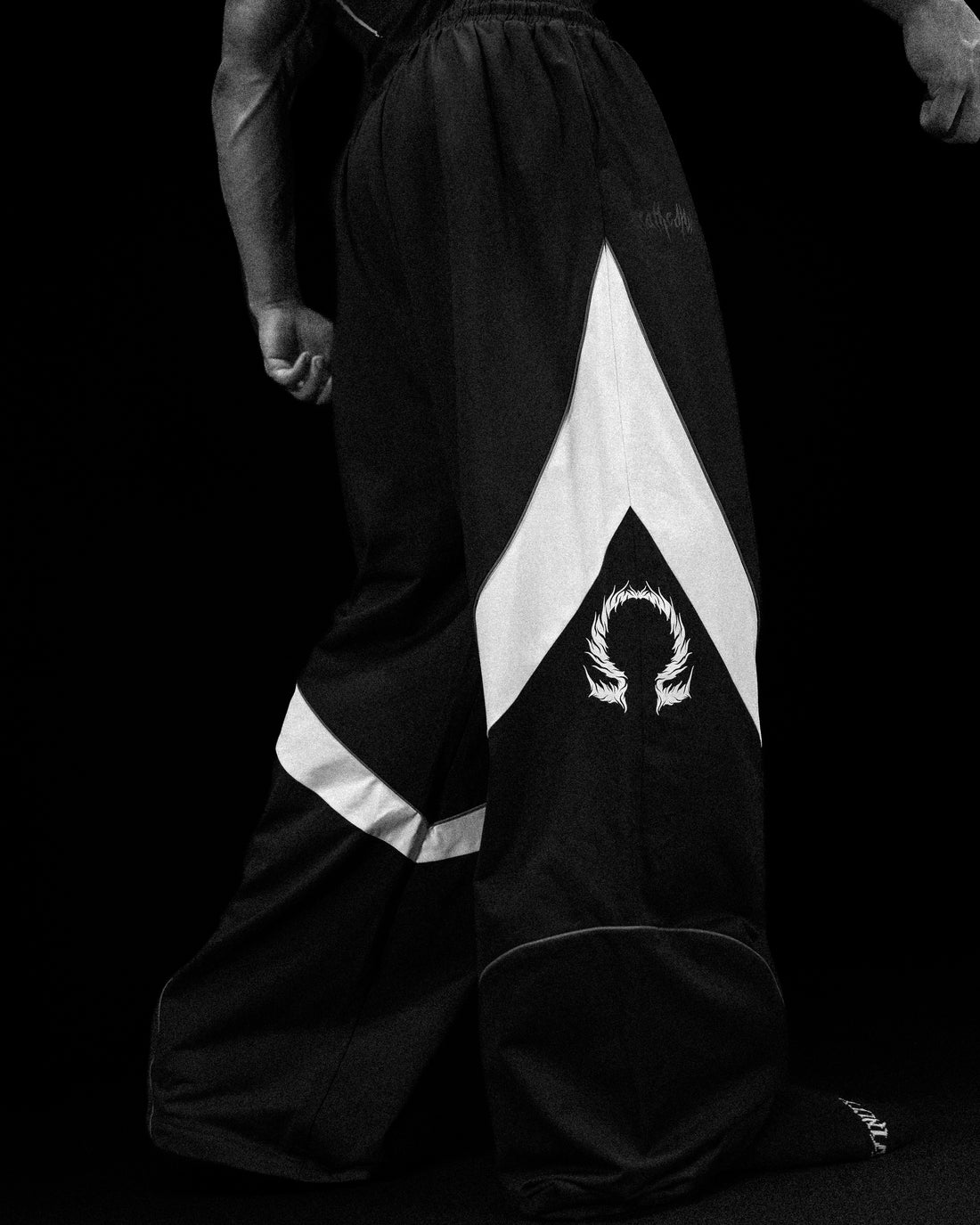 Omega Uncuffed Trackpants  [VOID BLACK]
