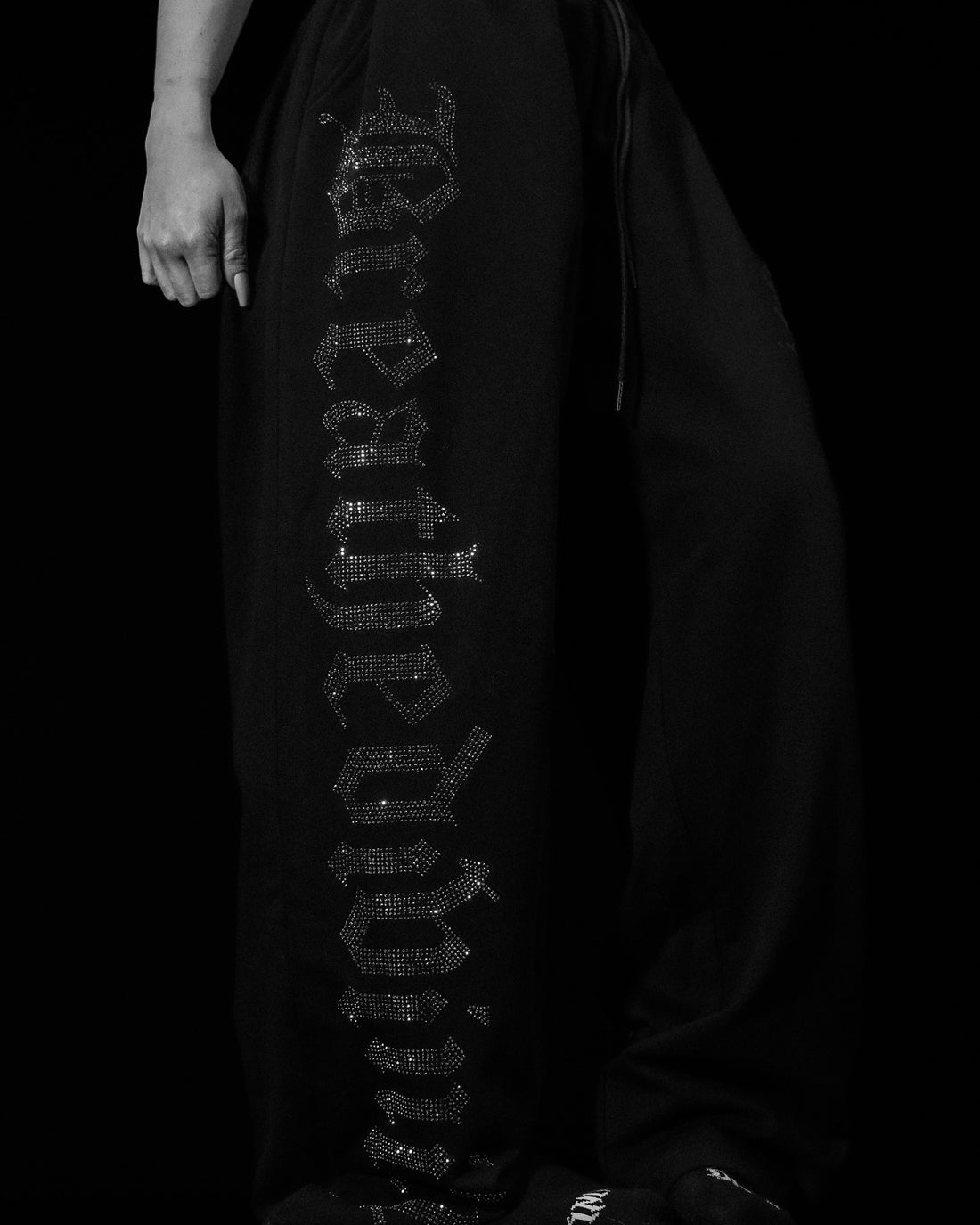 Womens Luxe Rhinestone Banana Uncuffed Sweatpants [DARKNESS]