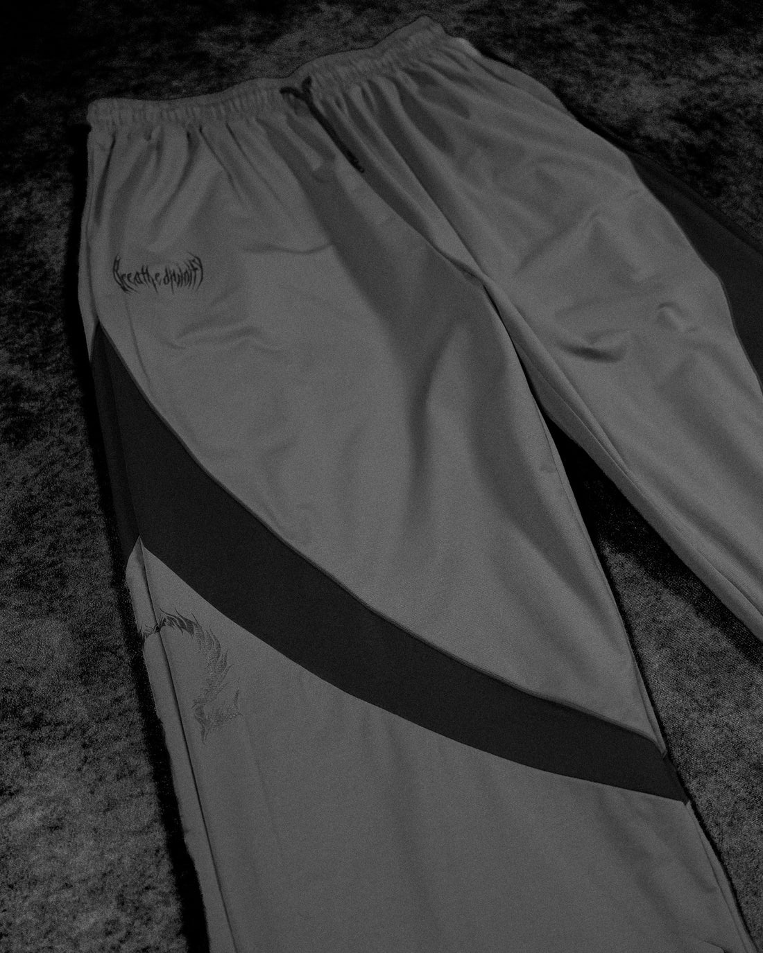 Omega Uncuffed Trackpants [DARKNESS]
