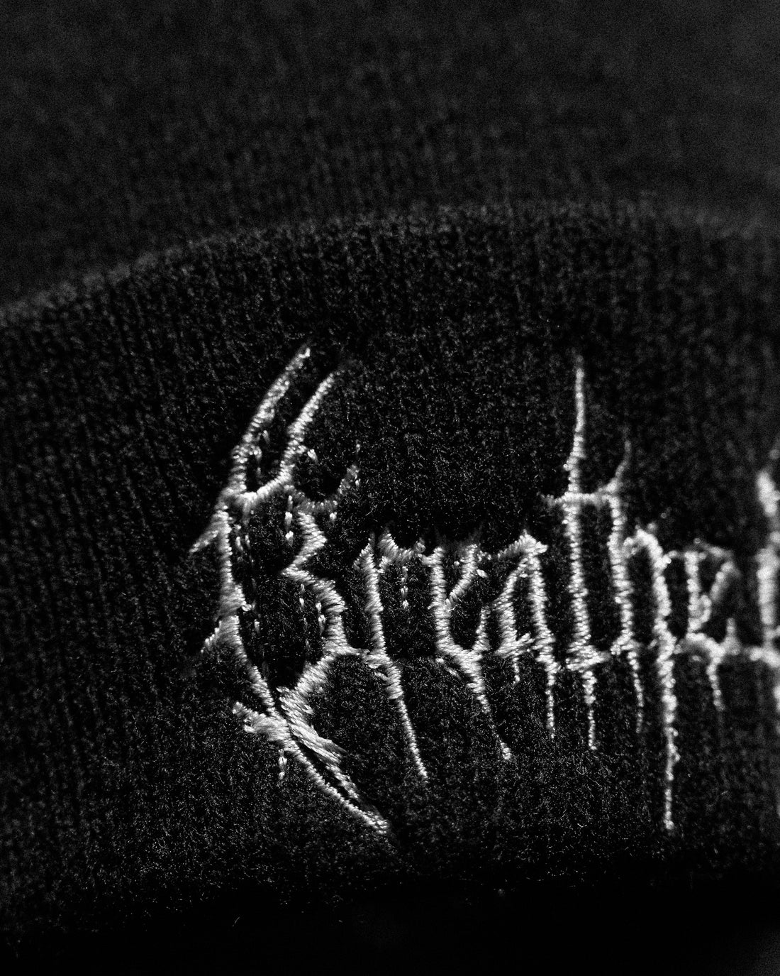 Essential Embroidery Cuff Beanie [VOID BLACK]