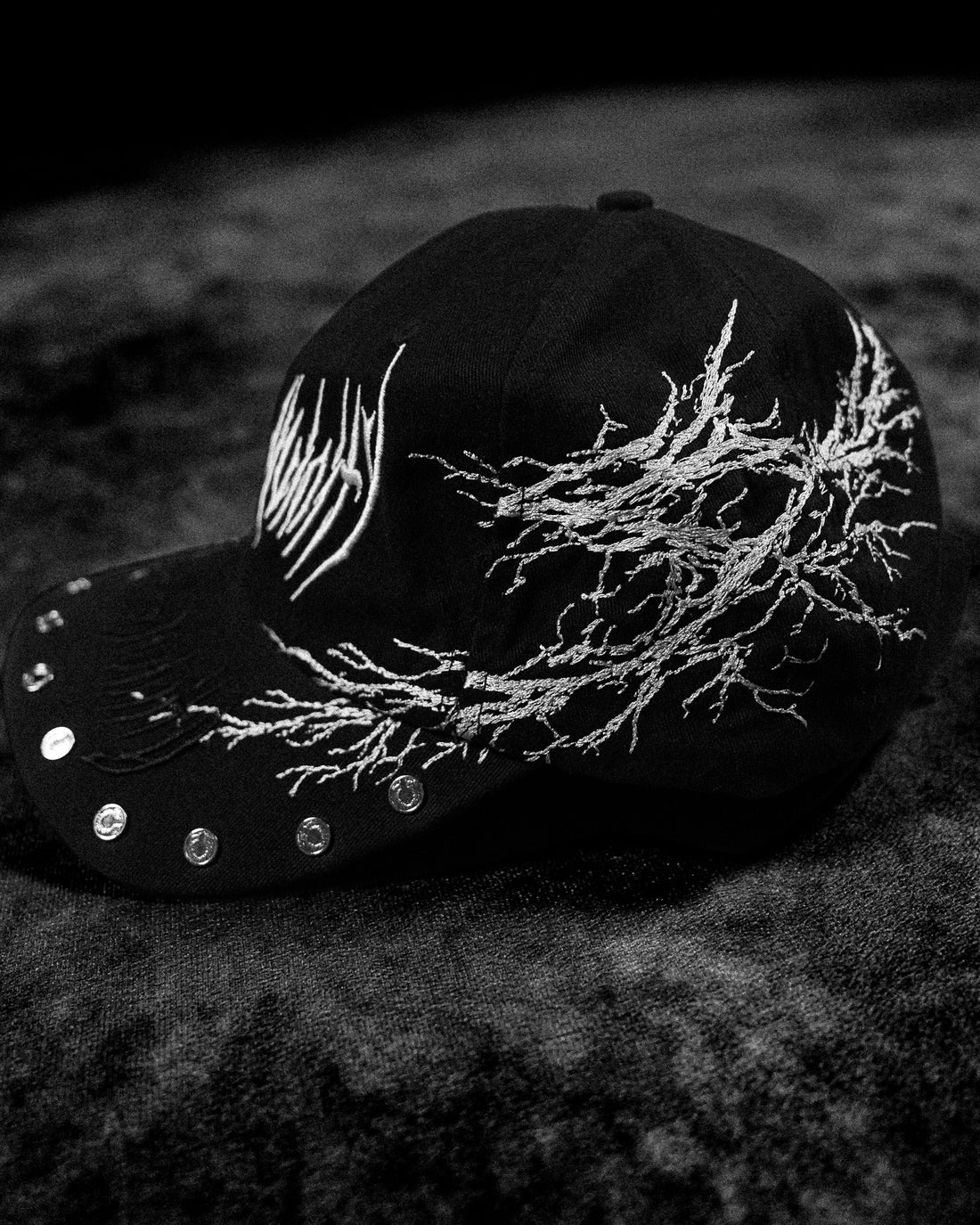 Tarnished Metallic Logo Cap [VOID BLACK]