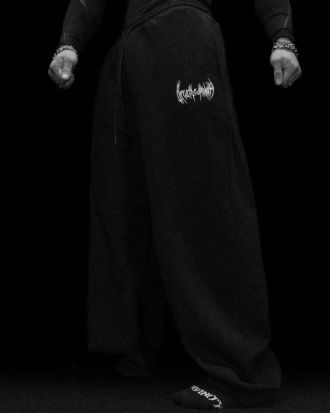Mens Essential Uncuffed luxury sweatpants [VOID BLACK]