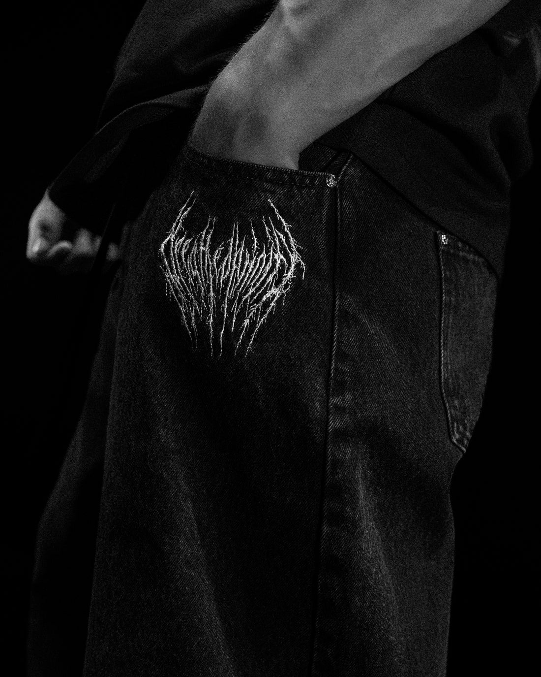 Essential Embroidered Oversized Denim Jeans [DARK GRAY]