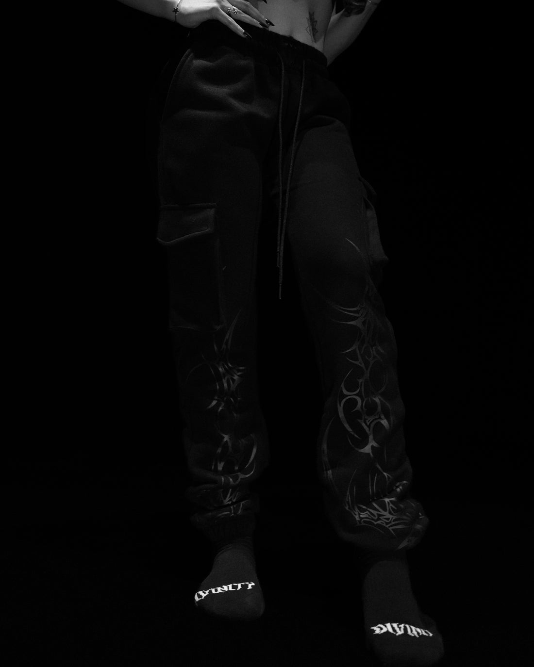 Women's Scarlet Kiss Cargo Sweatpants [DARKNESS]
